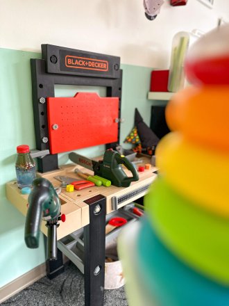 Kinderwerkbank mit Spielzeugwerkzeugen von Bosch und Black+Decker im Spielraum